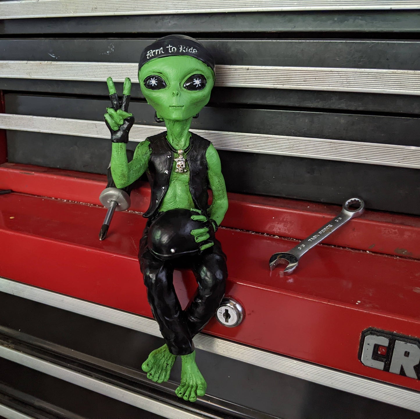 Alien Ledge Loungers “Biker Dude & Babe” 10" H tall Figurine Set: Green