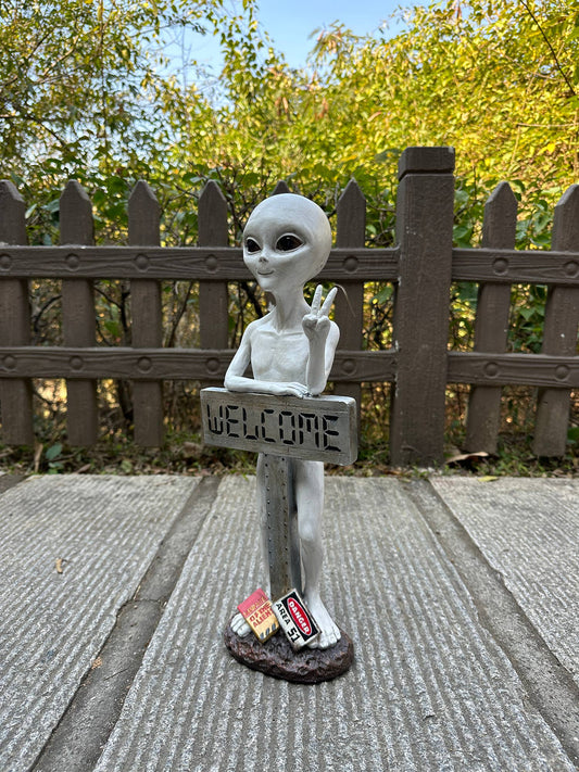 Aliens W/Welcome Sign (Hi-Line Exclusive) 17” Tall