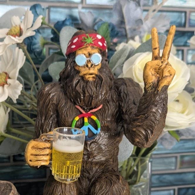 Party Hippie Bigfoot Sasquatch Beer Drinking Statue: Natural