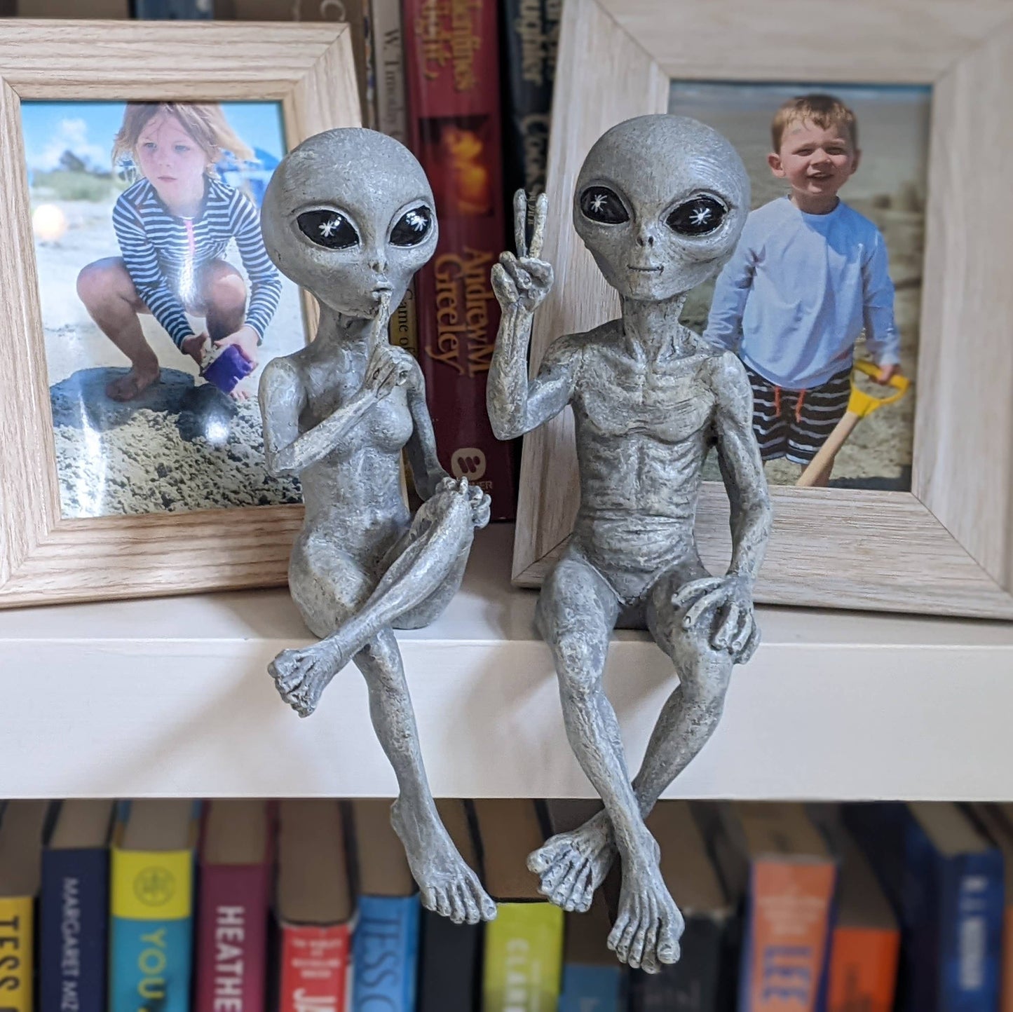 Alien Ledge Loungers “Peace & Quiet” 10″ H Figurine Set