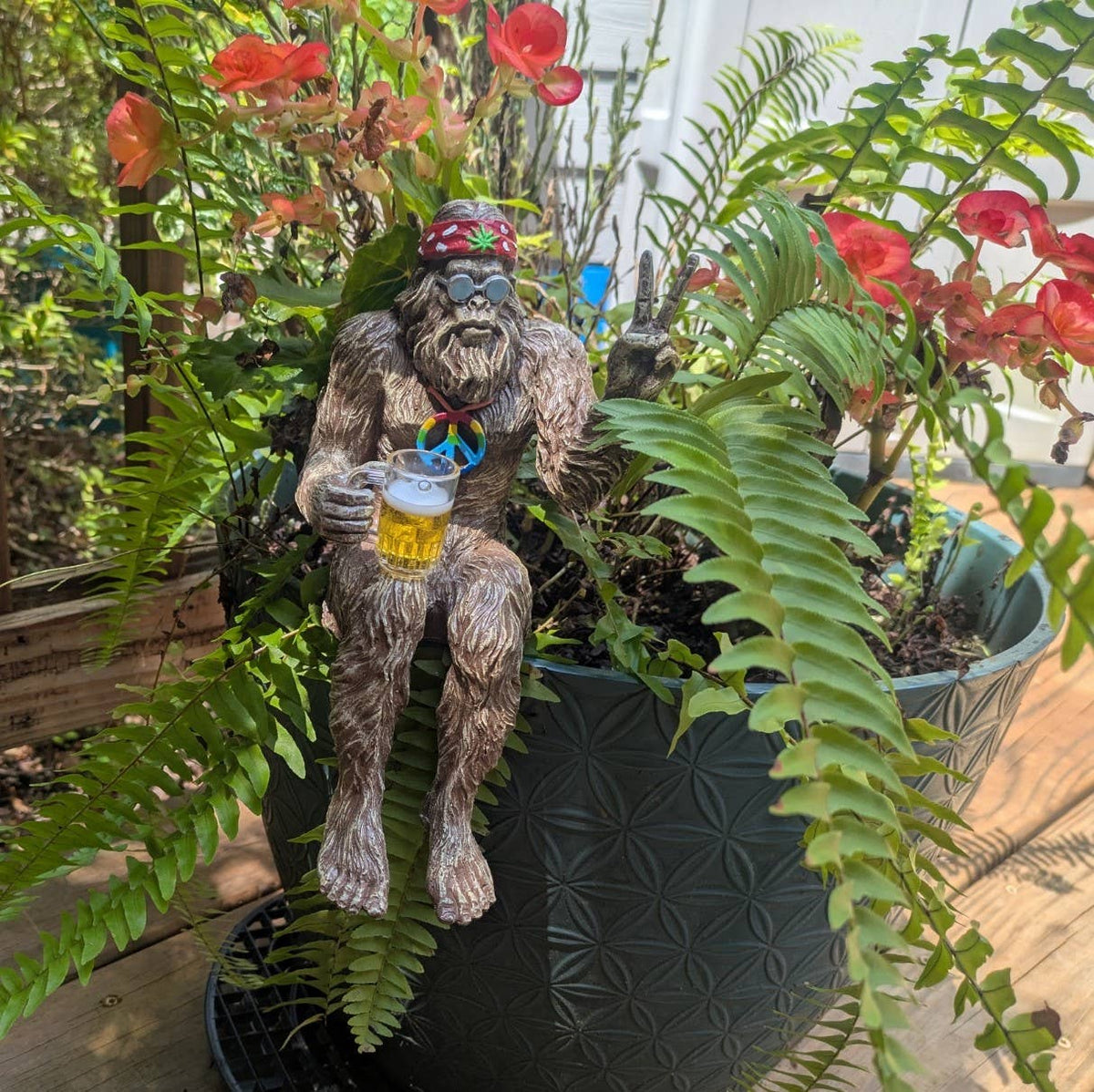 Party Hippie Bigfoot Sasquatch Beer Drinking Statue: Natural