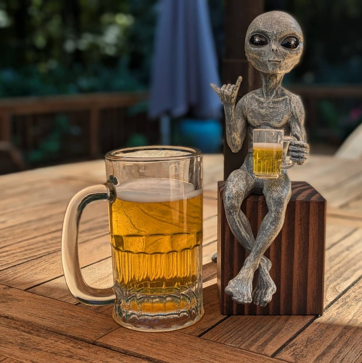 Party Alien Shelf Sitter Male Drinking Beer 10" Figurine: Green
